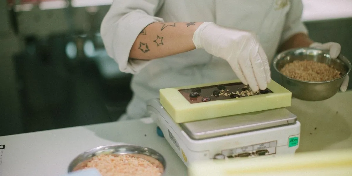 Artisan chocolatier  O'BomB préparant des chocolats personnalisés pour une entreprise
