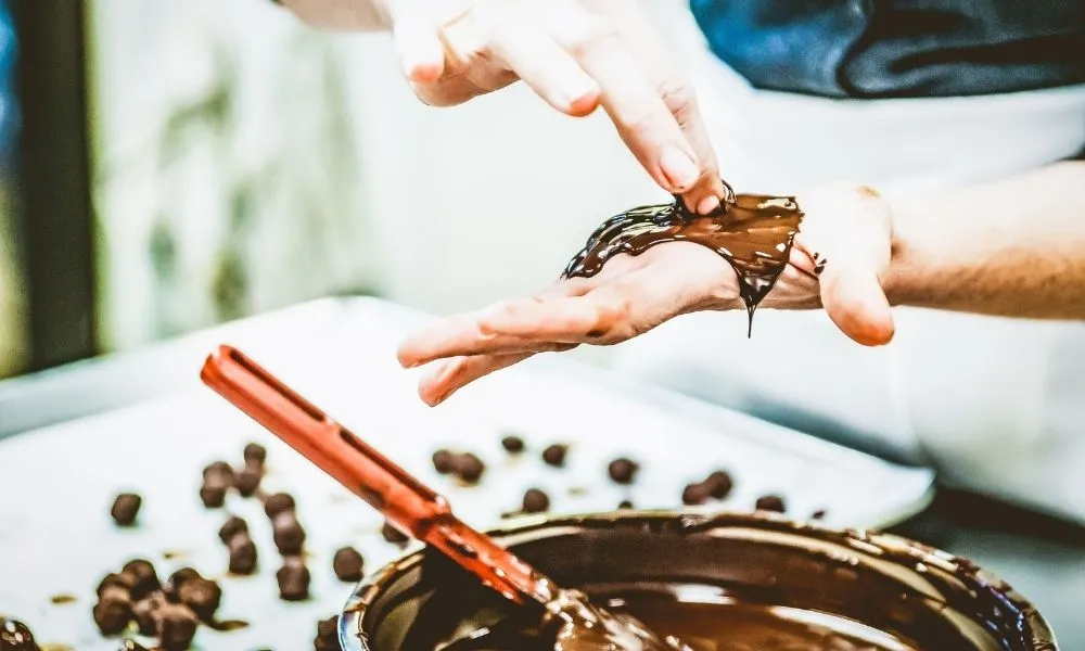 Atelier chocolat team building dans le Marais Poitevin, fabrication artisanale