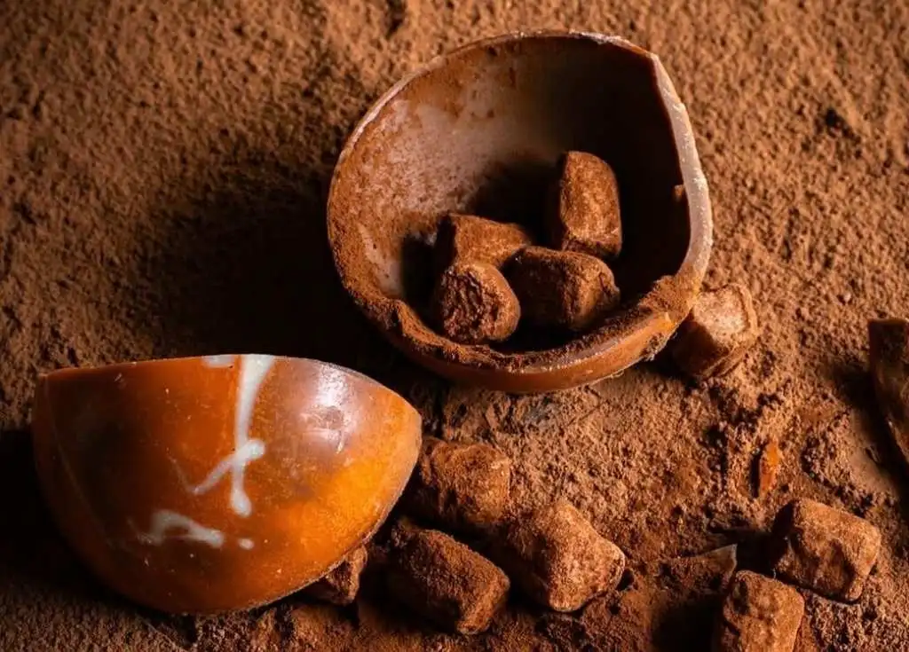 Chocolat artisanal O'BomB ouvert, pralines et surprise à l'intérieur